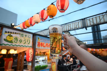 屋台＆縁日に大人も夢中、大阪・天満橋のお祭りビアガーデン賑わい