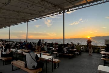 万博イチの夕日スポットがビアテラスに、ゆったり過ごせる空間