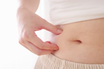 そんなに食べてないのにウエストがだぶつく…。 実は“おなかのむくみ”が原因かも？