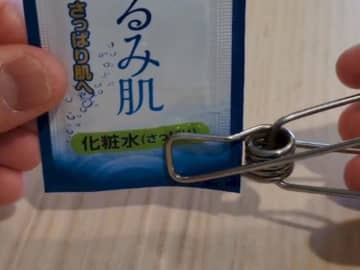化粧品サンプルが倒れない？　意外な道具に「目からウロコ」「真似します」