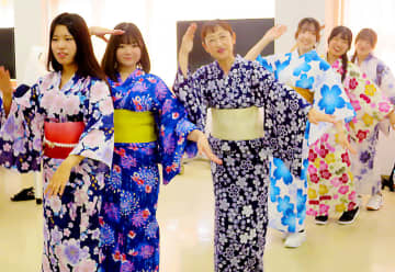 華やいだ教室「お花畑のよう」　埼玉・羽生の短大で浴衣の着付け授業　講師は日本舞踊の師範　浴衣のすてきな見せ方、踊りの楽しさ学ぶ