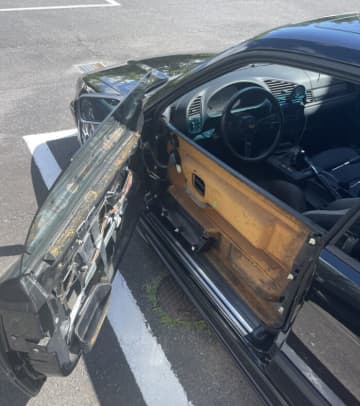 これが…ドア！？もはや異常事態ーー車のドアが"完全に剥き出し"の写真にSNS衝撃走る　Xで1000万閲覧超えの姿とは