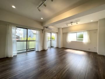 西荻台マンション 2階｜「西荻窪」駅徒歩8分。商店街・スーパー至近の至便立地。100㎡超、陽当たり良好な2面バルコニーの角住戸