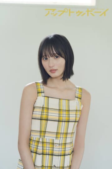 乃木坂46遠藤さくら、ヘルシー肌見せのワンピースSHOT披露！ビーチハウスと海を舞台に爽やかな魅力が輝く
