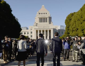 「まるで学級崩壊」熟議の国会の裏で見えた国会議員の本会議抜け出し　非公式会合や喫煙は許されるのか