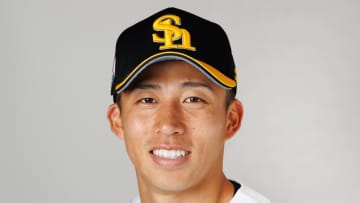 球宴ならではの脱力系円陣　ソフトバンク野村勇がご指名で　最後は芝生に寝転がって「さぁ、いこー」