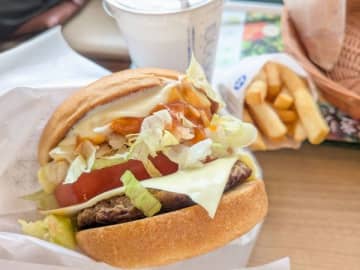 ピリ辛×爽快！「モスタコスバーガー」が激ウマ♡「日向夏レモンジンジャーエール」と相性抜群！