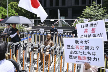 韓国、少女像前で右派集会　日本国旗掲げ、撤去主張