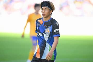 「不安と恐怖の日常に…」体調不良を訴えていた長崎MFが“悪性腫瘍”と診断。復帰に向けて長期離脱へ「必ず打ち勝ち、ピッチに戻る」
