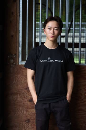 菅原明良騎手×チャリティTシャツ第2弾…売上の一部は引退馬たちの“にんじん”支援へ