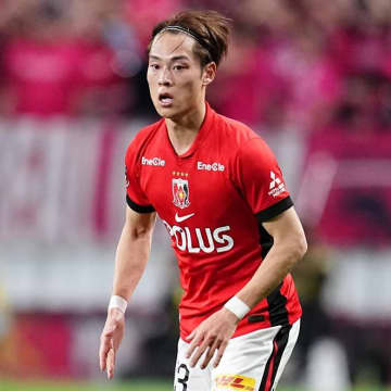 今季チームトップの７発、好調の浦和MF渡邊凌磨が無念の負傷交代。振り上げた右足が相手と接触、ひざを押さえて担架でピッチを後に