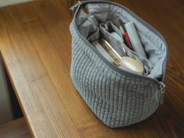 もうコスメを探さない！使いやすい自立型「整理ができるワイヤーポーチ」