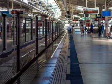 20代男性 酔っ払って駅のホームで寝て『電車と衝突』軽症も “大幅遅延” ネットでコメント殺到「これ、ぶつかった鉄道会社が悪くなるの？」「しっかり賠償請求して報道までしないと」