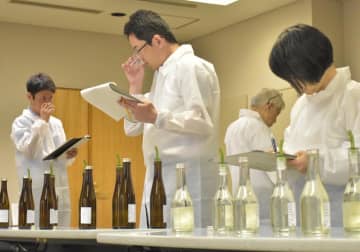 「個性光る」新酒6蔵24点　茨城町で初呑み切り