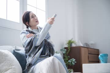 暑がりな人と寒がりな人が『エアコンが効いた部屋で一緒に過ごす』工夫とは？お互いが快適に過ごす方法