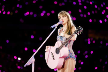 テイラー・スウィフト、【The Eras Tour】衣装を再現した等身大フィギュア13体がマダム・タッソーに登場