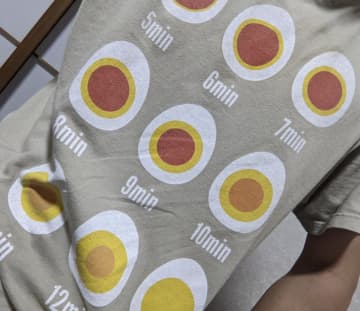 クセの強すぎてバズったTシャツとは！？勧誘が思わず笑った"ゆで卵断面Tシャツ"の破壊力がすごい