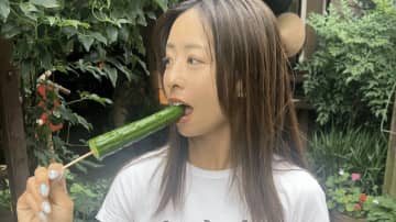 園田彩乃、ショーパン姿で“きゅうり丸かじり”　長瀞旅の様子に「今日も最高っす」