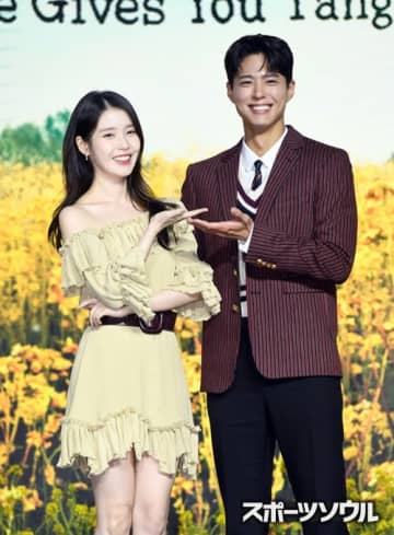 IU、ドラマで共演した俳優パク・ボゴムの目頭を熱くさせる！冠番組の最終収録に登場