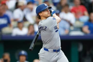ドジャースのキケ・ヘルナンデス、試合中にアイスバーを頬張る姿に実況アナがツッコミ。“2本同時食い”で爆笑を誘う