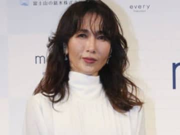 工藤静香、手作りのハンバーグと野菜サラダを公開。ナスやレンコンの一品料理も