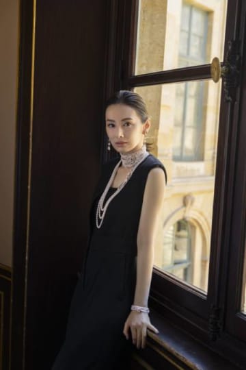 北川景子、ミキモトのハイジュエリーを纏ったシックな装いで魅せる！パリで過ごす優雅なひととき