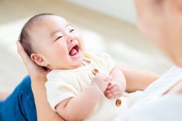育児っていつになったら楽になる？1ヶ月健診、3歳、小学校…？でも最多は「いやいや、ずーっとでしょ‼」＜リアルママボイス＞