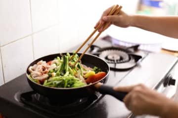 「これやる人おるよね？」料理中の菜箸、絶妙な置き場所に共感続出「まさにこの位置」「完全に一致」と35万いいね