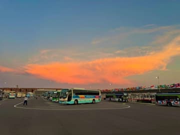 大阪・関西万博上空に現れた〝巨大雲〟に4.9万人大興奮　「教科書のとおりみたい」「くじらぐもだ！」