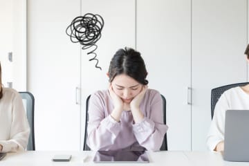 人任せにする人の心理と特徴とは？ 職場での悪影響と対処法も紹介