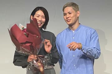「welcome‼︎」古賀紗理那さんがお腹に手を当てた写真をアップ 夫の西田有志も同じ投稿