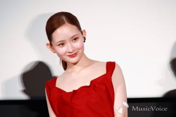 畑芽育、真っ赤なノースリーブドレスで登場　カメラに向かってファンサ