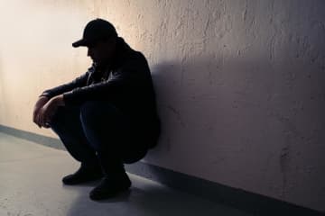 フランツ・カフカの『流刑地で』あらすじ紹介。受刑者を死に至らしめる恐ろしい装置と、こめられた比喩とは？