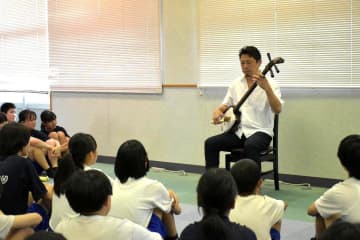 上妻さん秋祭りへ激励　三味線奏者　日立・河原子中訪問　茨城