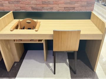 神すぎる親子席…イスを"組み込む"という新発想に称賛殺到！子連れ外食を救う"テーブル一体型イス"が爆バズ中