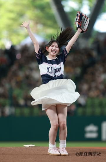 ミニスカ姿で豪快ノーバン！菅田愛貴の始球式に場内どよめき