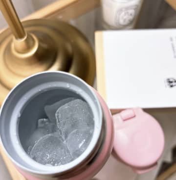 保冷力がガチすぎた…昼も夜もキンキン！"21時の氷"が証明した水筒の底力に1400万表示の大反響