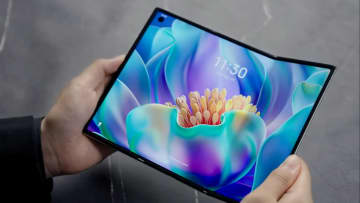 新たな“3つ折り”スマホ、中国メーカーが試作機披露　ファーウェイに続きサムスンも発売に期待