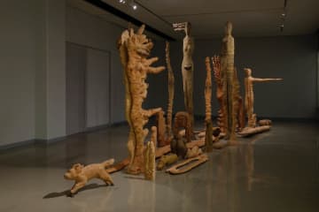 現代を代表する木彫作家・安藤榮作の個展が奈良県立美術館で、手斧で叩き刻む木彫の近作・新作を公開