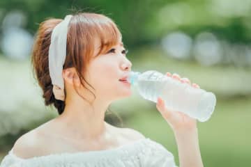 ペットボトル水を毎日買っていたら、年間で「3万円」超え!? 水筒に変えるとどれくらい節約できる？