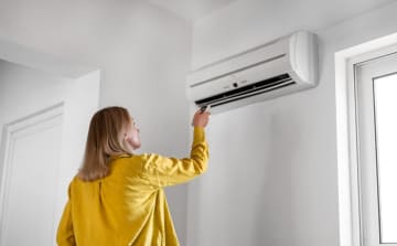 10年以上同じエアコンを使っていますが、そのせいで「電気代」が高いのでしょうか？最新モデルに買い替えた場合の電気代の差を比較