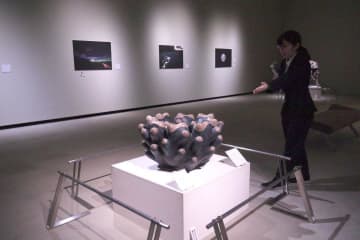 月や太陽、幻想的に　絵画や陶器、書58点　筑西で企画展　茨城