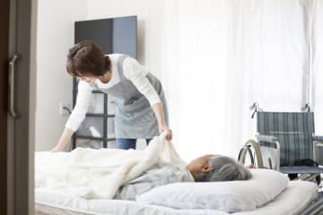 破天荒な母に振り回される四姉妹の看取りとは？尾崎英子さんの初エッセイ『母の旅立ち』より
