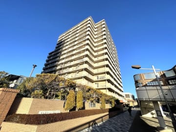 東大島ファミールハイツ 3階｜「東大島」駅徒歩3分の駅近、「大島小松川公園」至近。1Fにスーパー等生活至便施設あり。南向きの陽当たり良好で収納豊富な4LDK