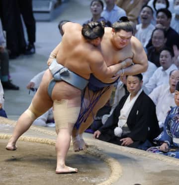 大の里、新横綱で優勝は絶望的　琴勝峰、安青錦が2敗で首位守る
