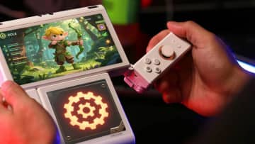 PSP風にもなり、3DS風にもなる…変形する携帯ゲーム機、海外企業がクラファン実施