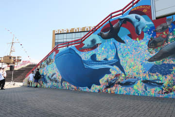 海遊館の生き物が「ウォールアート」に、無料の新スポット誕生
