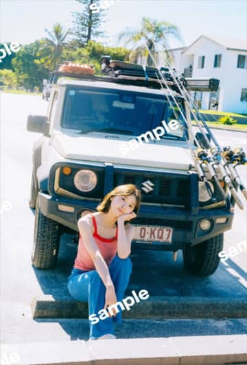 日向坂46・富田鈴花、旅先で“愛車”ジムニー発見！　ダイナーでオーダー中カットも　封入特典公開