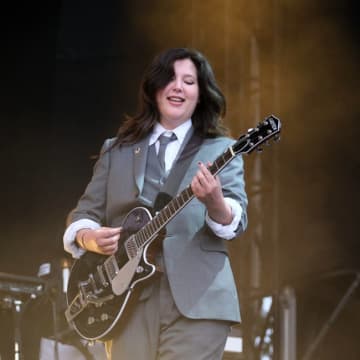 ルーシー・ダッカス、ツアーでファンの結婚式を司式へ