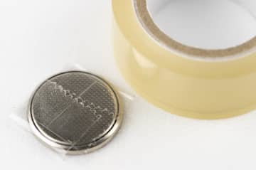 知ってた？ ボタン電池、そのまま捨てると発熱や発火の危険性